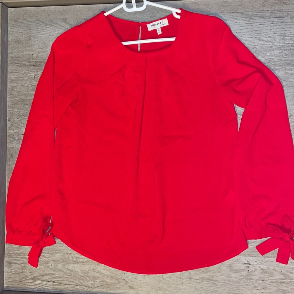 Women’s pleated long sleeve blouse